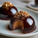 Dôme chocolaté au cœur praliné croquant avec glaçage miroir parfait, dessert signature du Chef Benoît