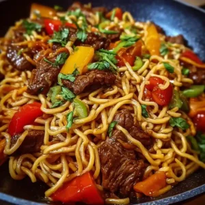 Bol de nouilles asiatiques au bœuf mariné et légumes colorés, recette authentique de Chef Benoît avec coriandre fraîche
