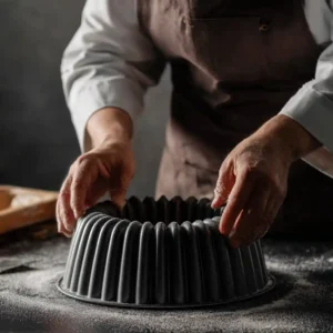 Moule à savarin beurré et fariné prêt pour la cuisson du gâteau au citron, four préchauffé en arrière-plan
