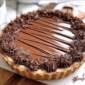 Tarte au Chocolat de Grand-Mère servie sur assiette avec crème