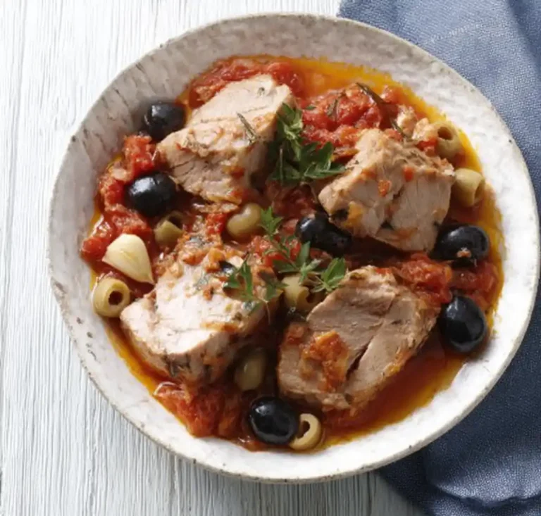 Recette de thon à la sauce tomate servie en assiette rustique