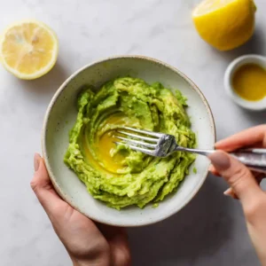 Mousse d'avocat verte onctueuse dans mixeur après préparation avec jus de citron technique Chef Benoît