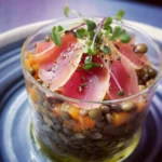 Verrine jambon fumé lentilles rustique dans bocaux mason avec lamelles jambon grillé doré et lentilles brunes sur planche bois vieillie style bistrot authentique