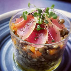 Verrine jambon fumé lentilles rustique dans bocaux mason avec lamelles jambon grillé doré et lentilles brunes sur planche bois vieillie style bistrot authentique