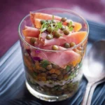 Verrine jambon fumé lentilles rustique dans bocaux mason avec lamelles jambon grillé doré et lentilles brunes sur planche bois vieillie style bistrot authentique