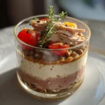 Verrine mousse de jambon oncteuse dans verres cristal avec lentilles dorées et tomates fraîches présentation raffinée
