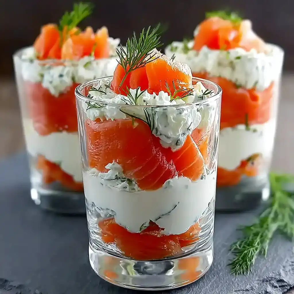 Verrines apéritives au saumon fumé, crème fraîche et herbes aromatiques, élégantes et raffinées pour l’apéritif