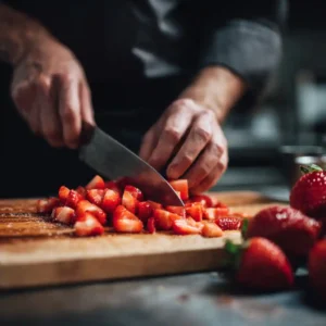 Étape 1 : fraises fraîches équeutées et coupées en quartiers irréguliers pour cocktail sans alcool