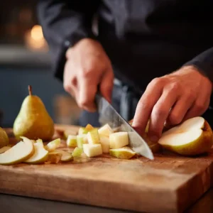 Étape 1 : découpe des poires en dés réguliers pour apéritif en verrine, technique professionnelle Chef Benoît