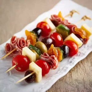 Amuse-bouche en mini brochettes colorés sur plateau