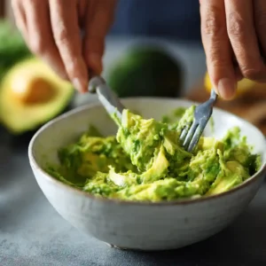Étape 1 avocado toast au Airfryer : écrasement de l'avocat à la fourchette dans un bol