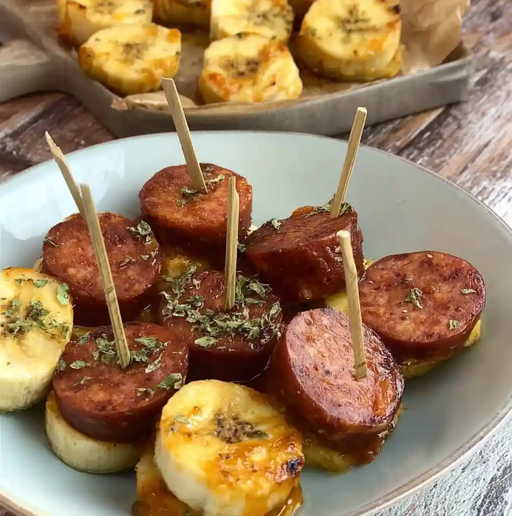 Brochettes apéritives chorizo banane avec romarin frais sur planche bois rustique préparation 12 minutes