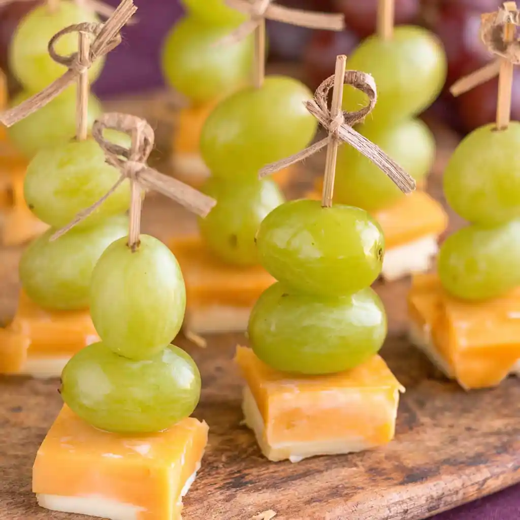 Brochettes apéritives françaises mimolette jeune raisin rouge menthe fraîche 5 minutes chrono