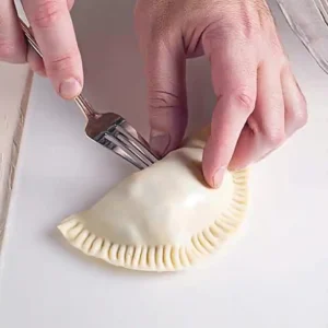 Étape de scellage du chèvre en feuilleté: Appuyage des bords avec fourchette avant cuisson