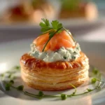 Feuilleté au saumon élégant avec chantilly aux herbes fraîches et saumon fumé