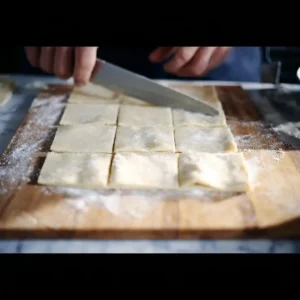 Étape 1 : Découpe de la pâte feuilletée en carrés réguliers pour le feuilleté au saumon