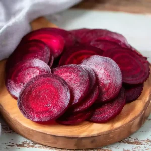 Tranches fines de betterave découpées à la mandoline prêtes pour la cuisson au four