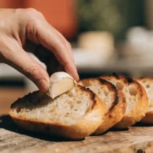 Pan con tomate étape 1 : tranches de pain doré frottées à la gousse d'ail