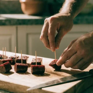Préparation du plateau de charcuterie, boudin noir piqué de cure-dents