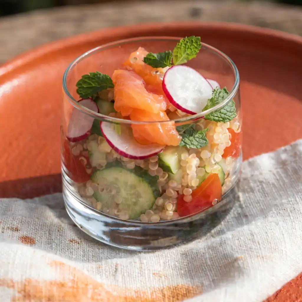 Salade au quinoa au saumon fumé servie en verrine avec menthe fraîche