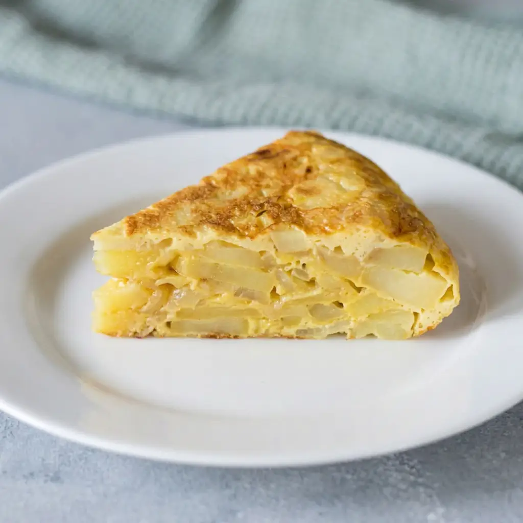 tapas espagnoles : tortilla espagnole fondante coupée en pointes