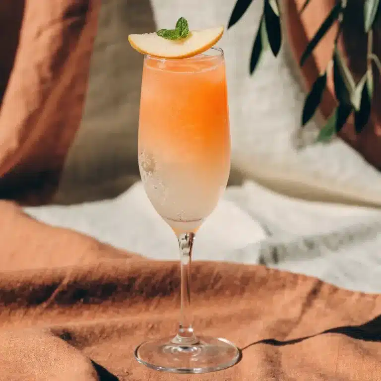 bellini sans alcool à la pêche blanche servi en flûte givrée