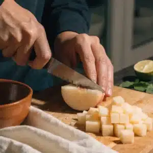 Préparation du bellini sans alcool : pêche blanche coupée en morceaux