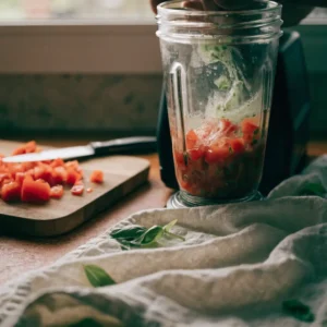 Dés de tomate et infusion au basilic mixés au blender jusqu'à texture homogène