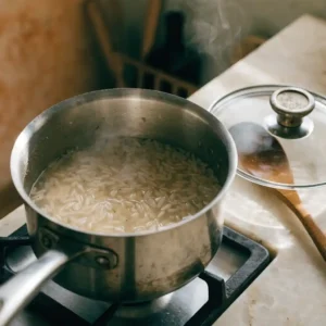 Étape 1 du plateau de crudités : cuisson du riz long grain dans une casserole