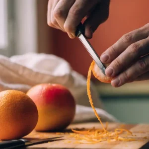 Spritz sans alcool étape 1 : prélèvement des zestes d'orange au zesteur