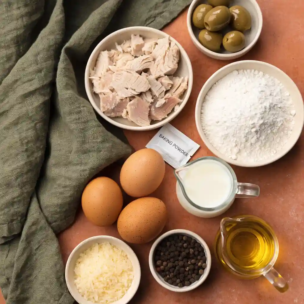 Ingrédients du cake au thon : thon égoutté, olives vertes, farine, œufs, fromage râpé