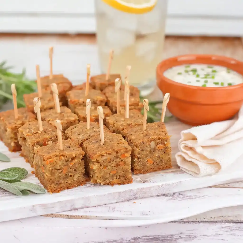 Cubes de cake salé aux carottes servis à l'apéritif sur une planche